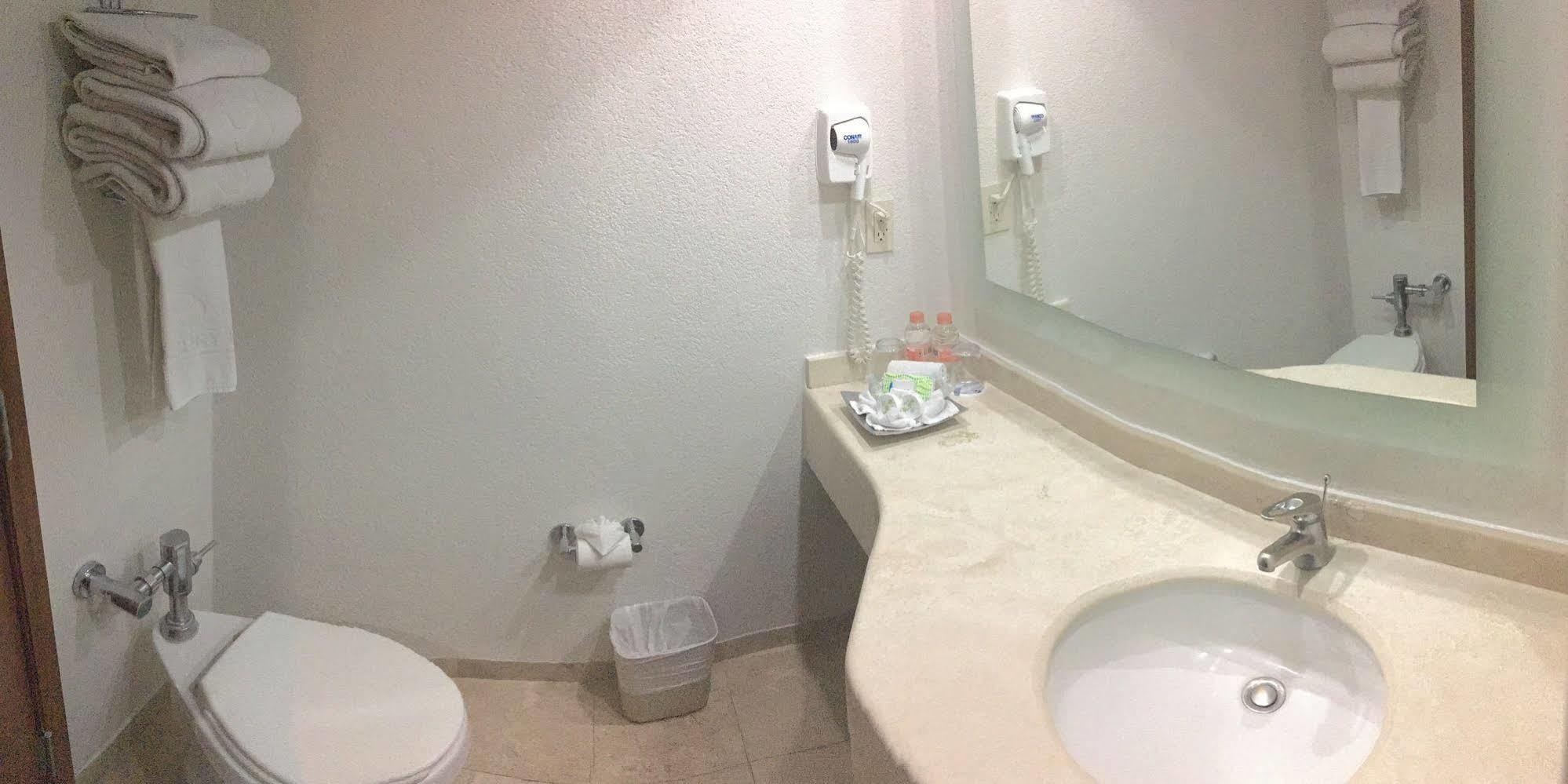 Hotel Mercury Inn ケレタロ エクステリア 写真