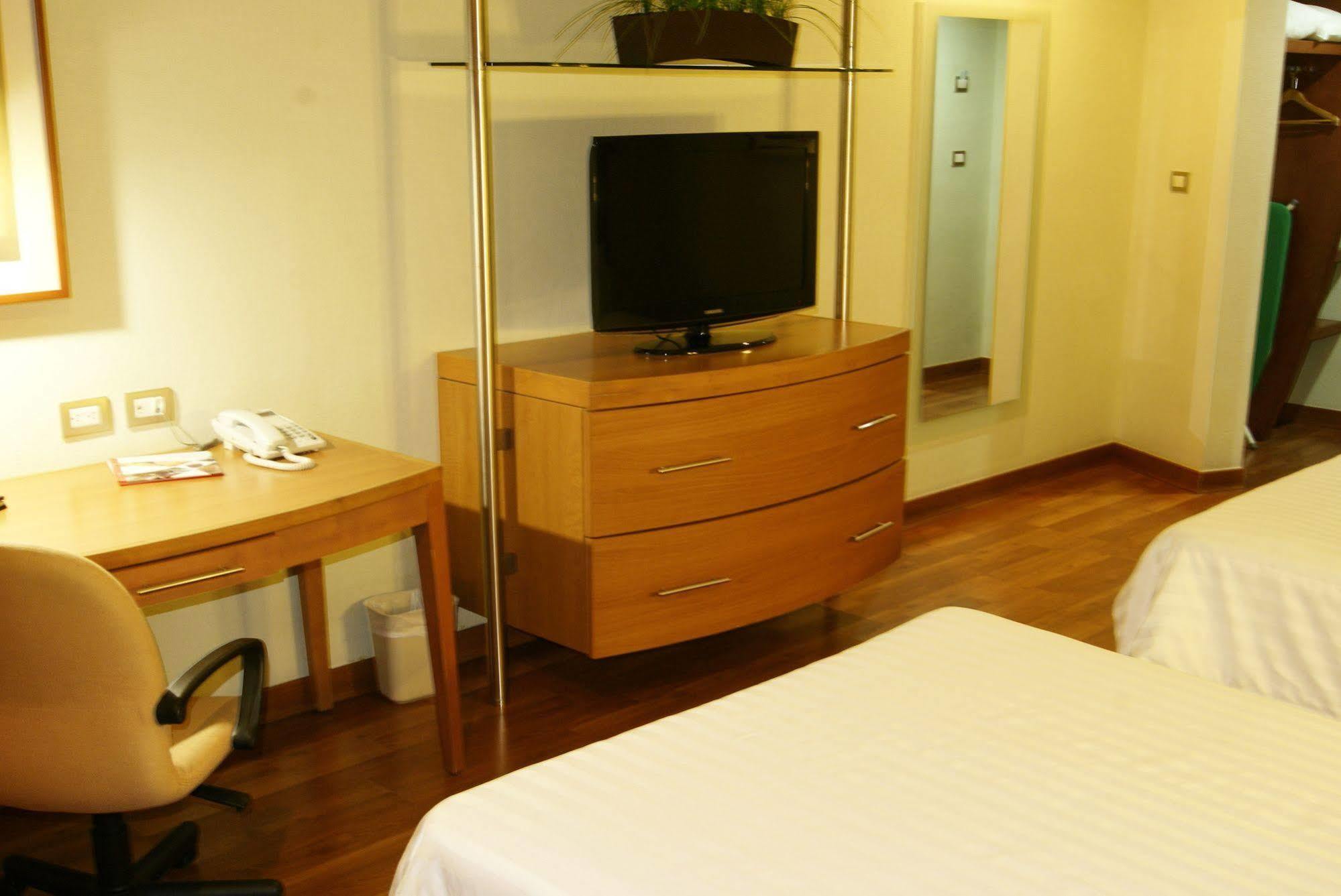 Hotel Mercury Inn ケレタロ エクステリア 写真