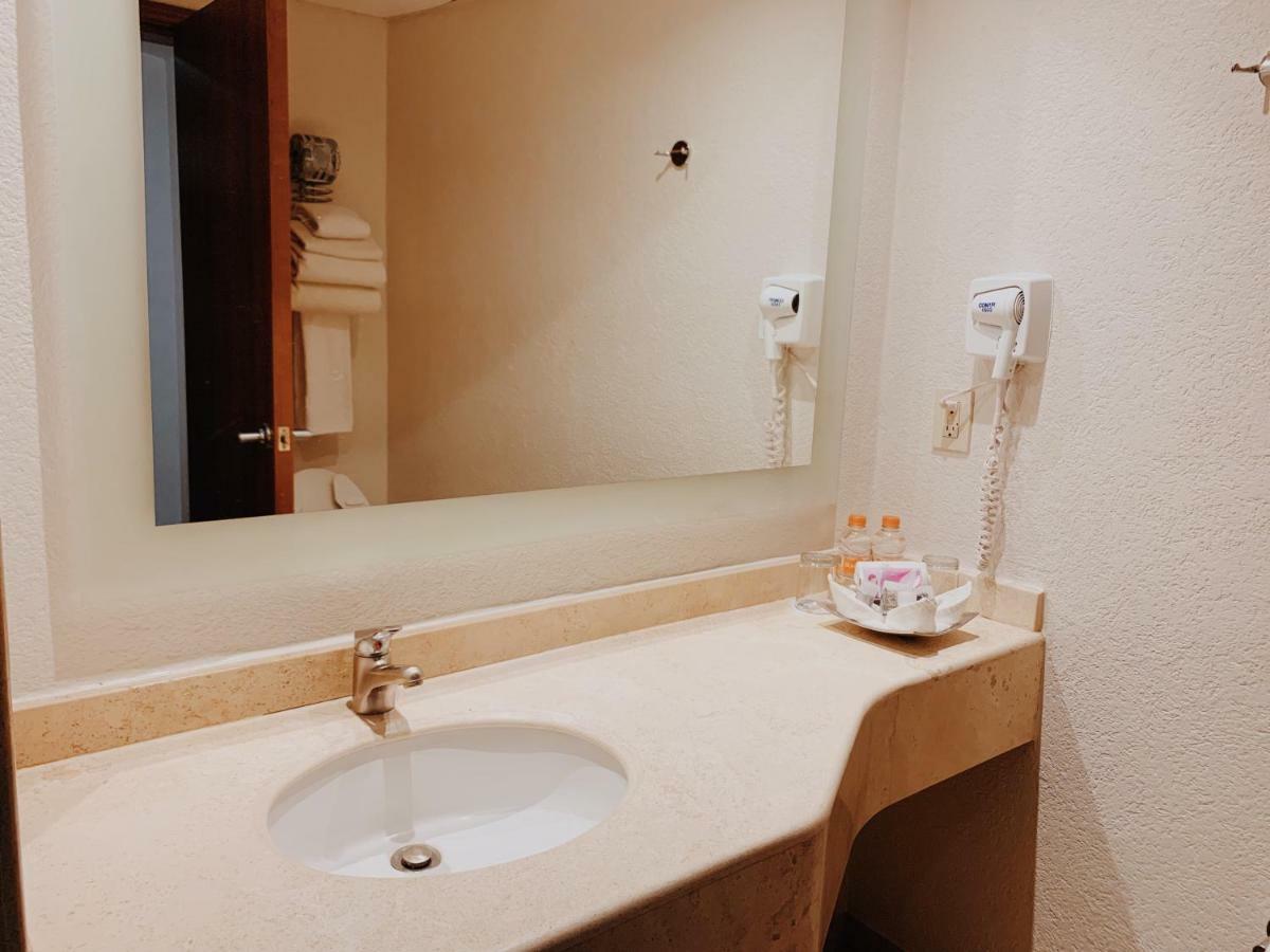 Hotel Mercury Inn ケレタロ エクステリア 写真